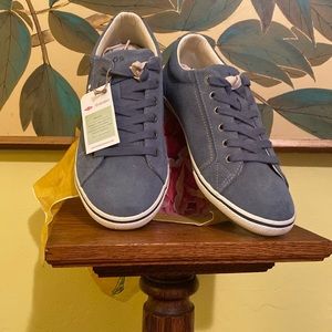 Tao's Footwear NWT Women's Retro Star Sneaker Size 8